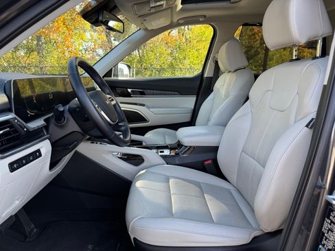 Used 2024 Kia Telluride EX w/ EX Captain's Chair Package image 18