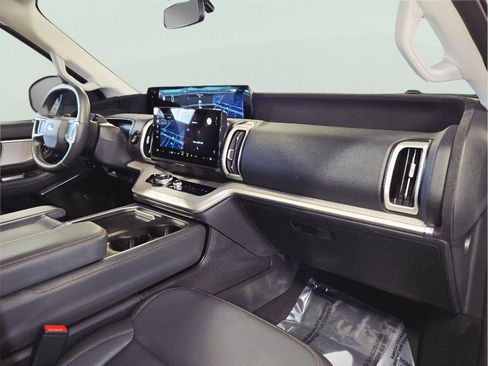 Used 2025 Ford Expedition Active image 31