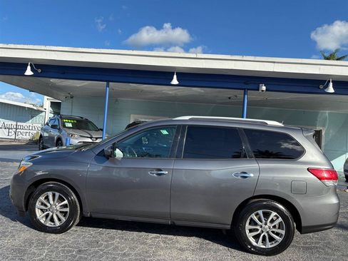 Used 2016 Nissan Pathfinder SV FWD image 2
