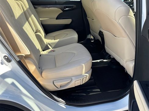 Used 2024 Toyota Highlander Limited image 15