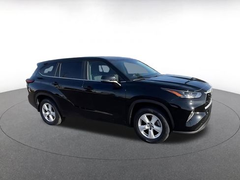 Used 2025 Toyota Highlander LE image 2