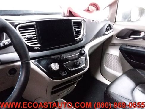 Used 2021 Chrysler Pacifica Touring-L image 11