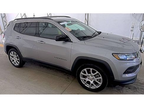 Used 2023 Jeep Compass Latitude AWD/4WD image 3