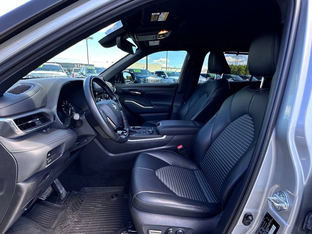 Used 2021 Toyota Highlander XSE AWD/4WD image 18
