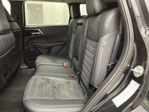 Used 2025 Mitsubishi Outlander SE image 23