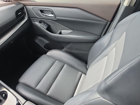 Used 2022 Nissan Rogue SV w/ SV Premium Package FWD image 16