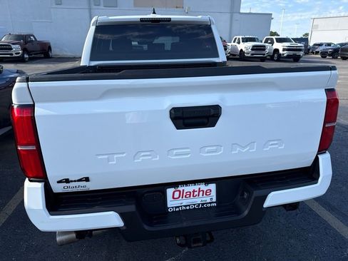 Used 2025 Toyota Tacoma TRD Off-Road AWD/4WD image 9