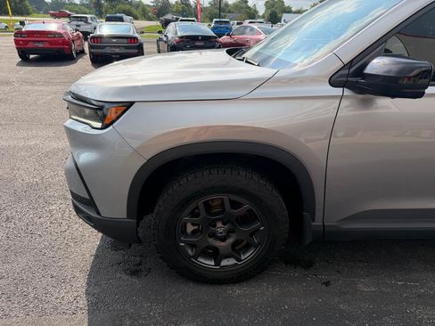 Used 2025 Honda Pilot TrailSport image 11