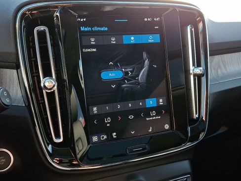 Certified 2025 Volvo XC40 B5 Core image 16