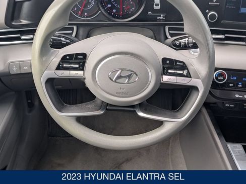 Used 2023 Hyundai Elantra SEL w/ Preferred Accessory Package FWD image 18