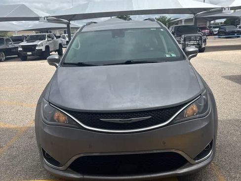 Used 2020 Chrysler Pacifica Touring-L Plus w/ Tire & Wheel Group FWD image 2