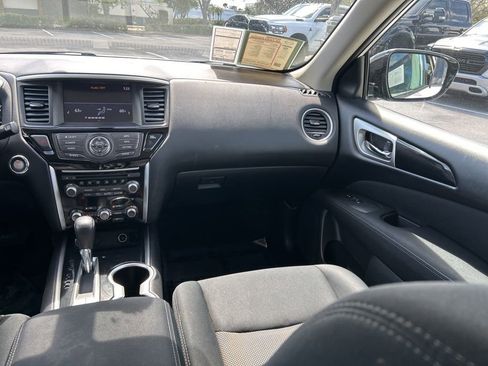 Used 2017 Nissan Pathfinder SV image 12