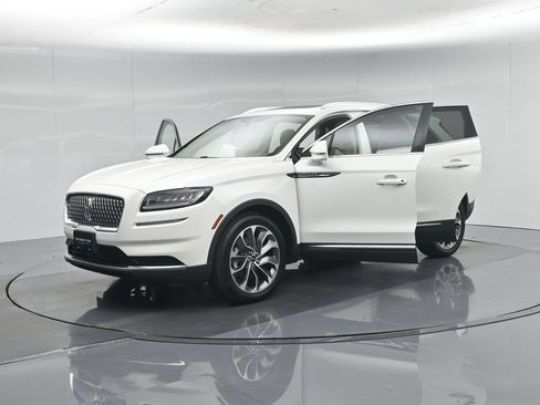 Used 2023 Lincoln Nautilus Reserve w/ Luxury Package AWD/4WD image 32