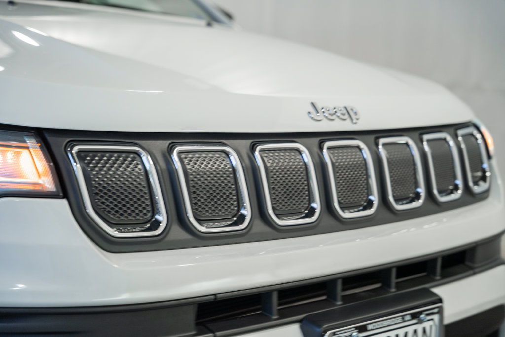 Certified 2022 Jeep Compass Latitude w/ Sun and Sound Group AWD/4WD image 8