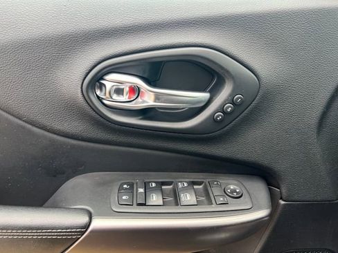 Used 2019 Jeep Cherokee Limited image 32