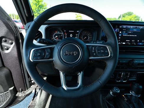 Used 2025 Jeep Wrangler Unlimited Sahara AWD/4WD image 11