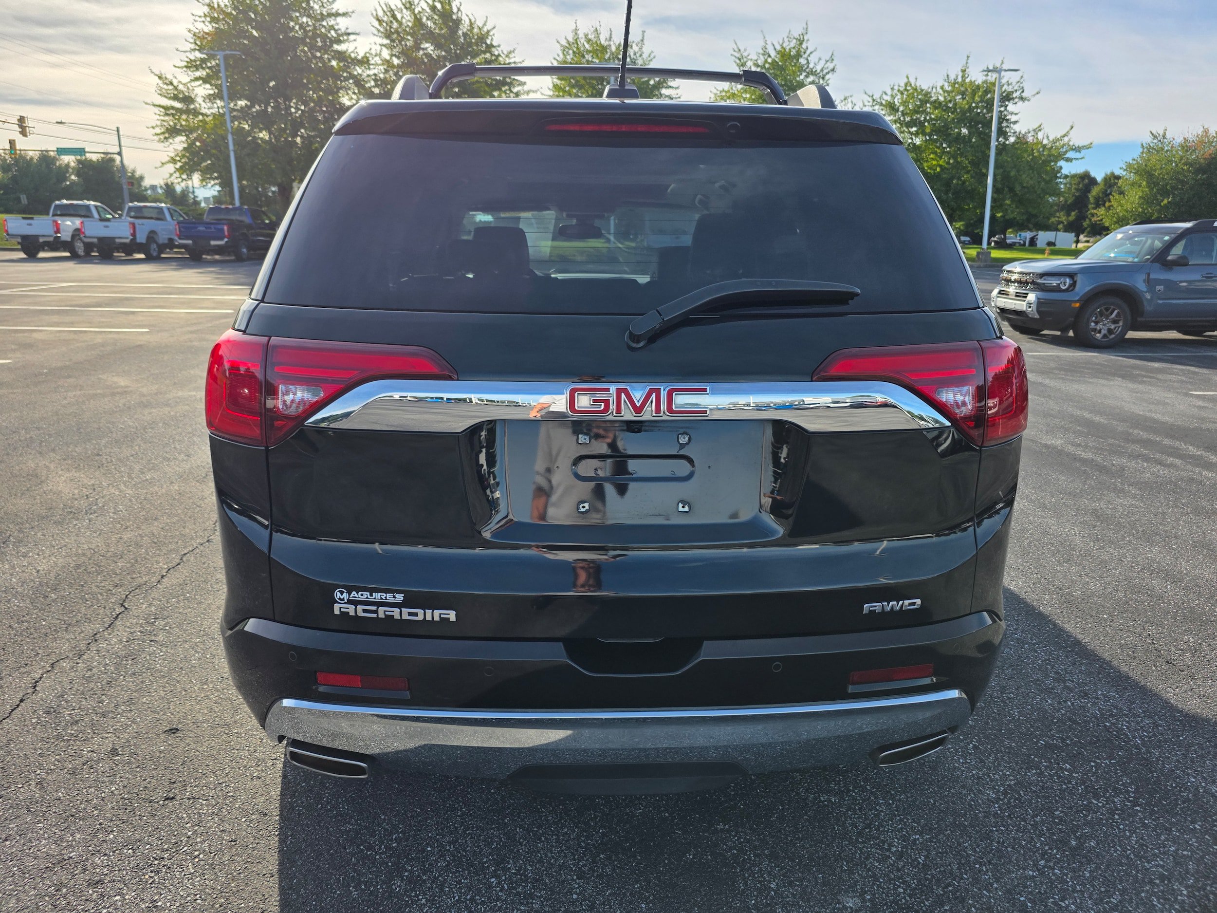 Used 2017 GMC Acadia Denali w/ Technology Package AWD/4WD image 4