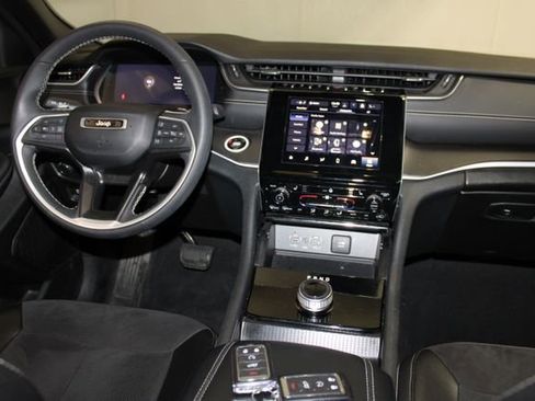 Used 2024 Jeep Grand Cherokee Altitude AWD/4WD image 12