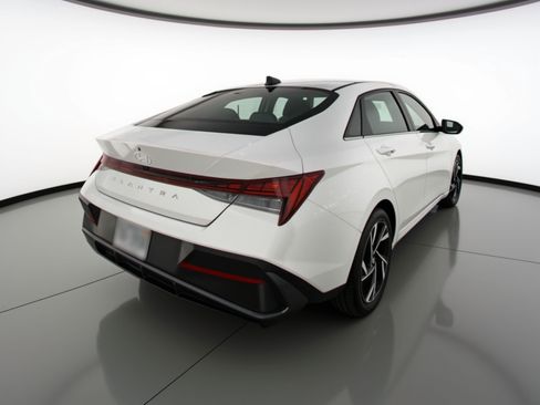 Used 2025 Hyundai Elantra SEL image 9