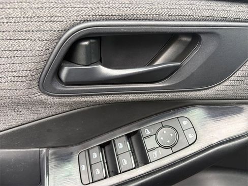 Used 2023 Nissan Rogue S image 9