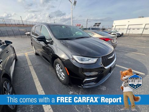 Used 2025 Chrysler Pacifica Select image 2