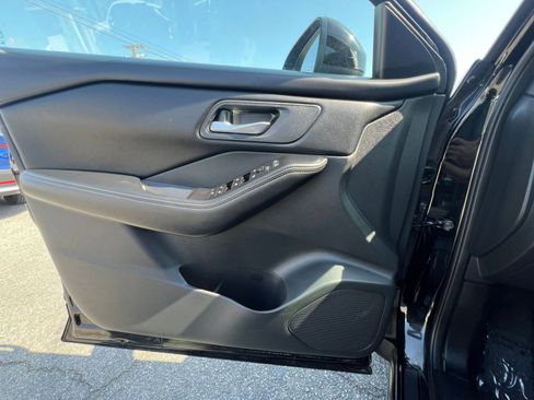 Used 2025 Nissan Rogue SV AWD/4WD image 18