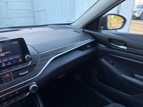 Used 2025 Nissan Altima 2.5 SV FWD image 35