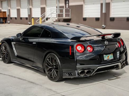Used 2017 Nissan GT-R Premium image 4