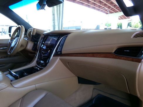 Used 2017 Cadillac Escalade ESV Platinum AWD/4WD image 18