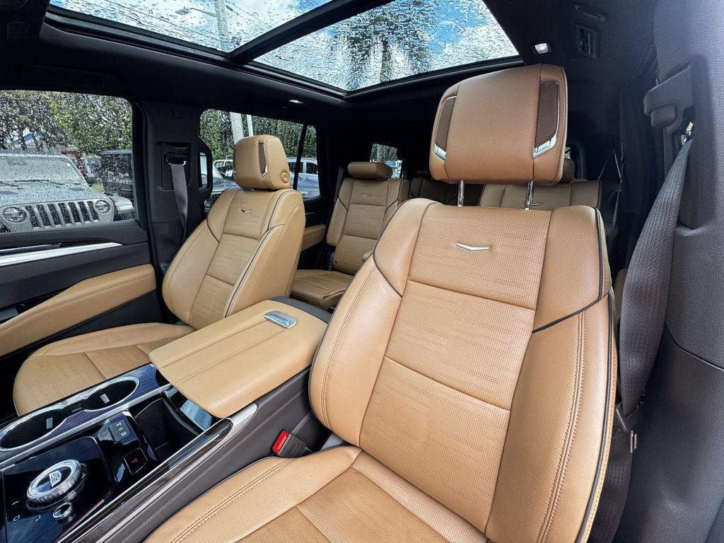 Used 2025 Cadillac Escalade Premium Luxury AWD/4WD image 8