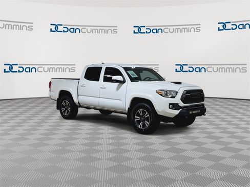 Used 2017 Toyota Tacoma TRD Sport image 2