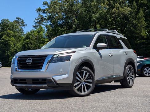 Used 2025 Nissan Pathfinder Platinum FWD image 4
