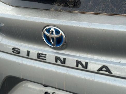 Used 2025 Toyota Sienna LE FWD image 13