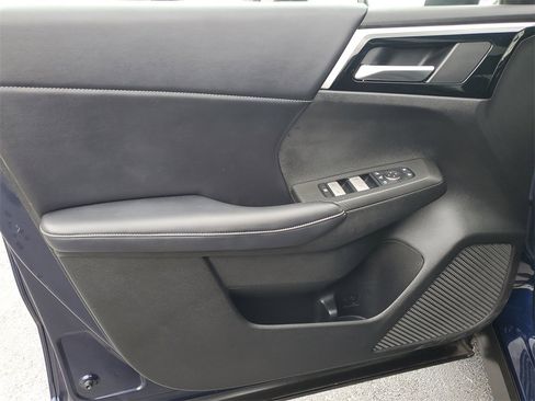 Used 2023 Mitsubishi Outlander SE image 18