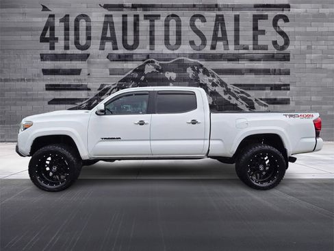 Used 2018 Toyota Tacoma TRD Sport AWD/4WD image 7
