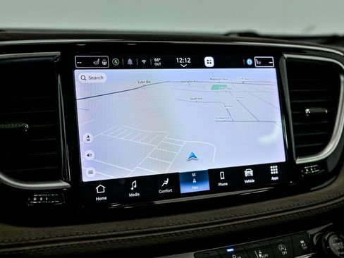 Used 2021 Chrysler Pacifica Limited w/ Uconnect Theater Family Group image 22