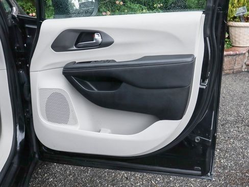 Used 2023 Chrysler Pacifica Touring-L image 42