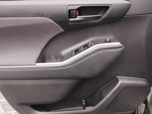 Used 2024 Toyota Highlander LE image 26