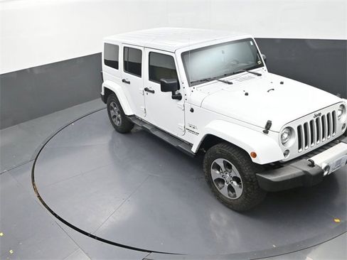 Used 2017 Jeep Wrangler Unlimited Sahara w/ Connectivity Group image 9