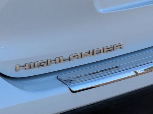Used 2022 Toyota Highlander XLE AWD/4WD image 11