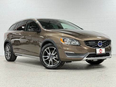 Used 2016 Volvo V60 T5 Cross Country image 4