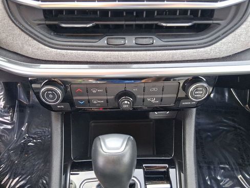 Used 2024 Jeep Compass Latitude image 17