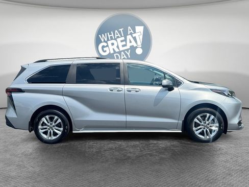 Used 2025 Toyota Sienna XLE AWD/4WD image 2