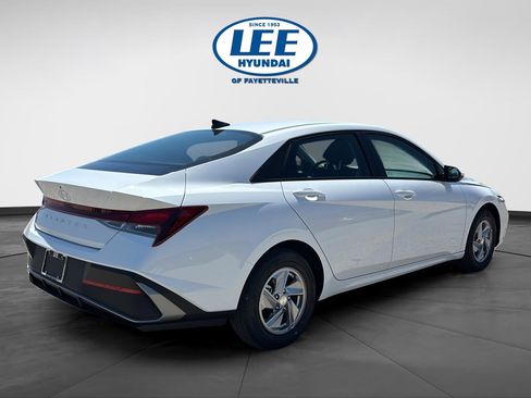 New 2026 Hyundai Elantra SE FWD image 3
