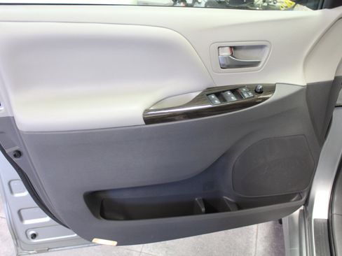 Used 2019 Toyota Sienna XLE image 21