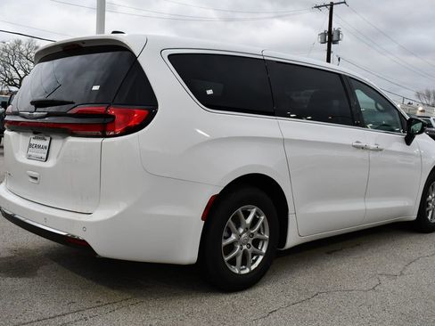 New 2026 Chrysler Pacifica Select image 5
