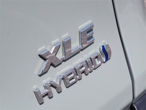 Used 2023 Toyota RAV4 XLE Premium image 5