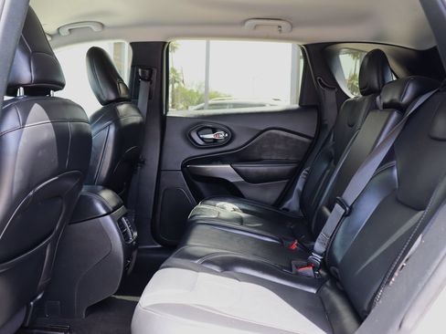 Used 2020 Jeep Cherokee Limited FWD image 31