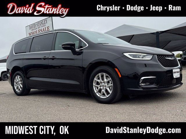 Used 2025 Chrysler Pacifica Select FWD image 1