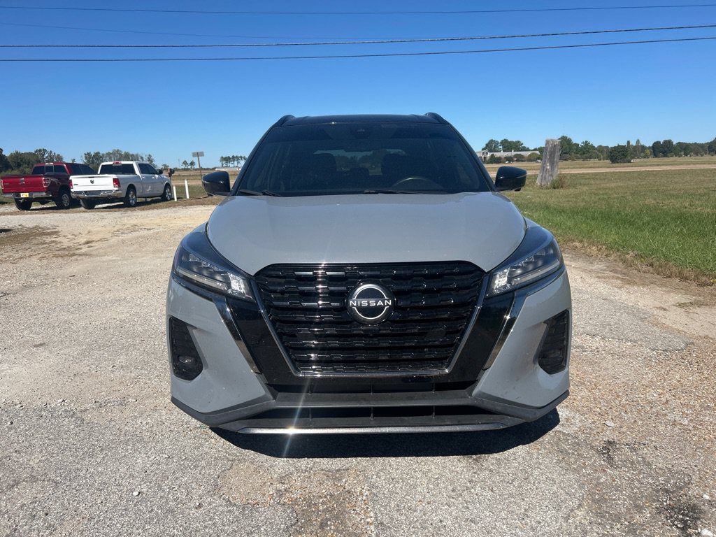 Used 2023 Nissan Kicks SR FWD image 2